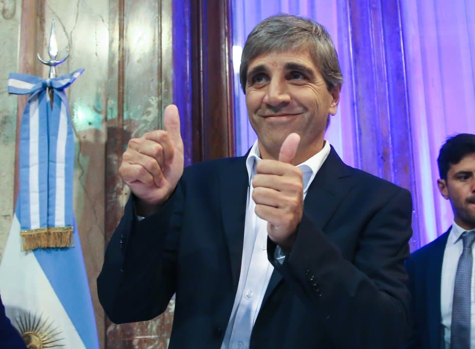 El plan de Caputo: opcionalidad, colchón y una pregunta que el número no responde